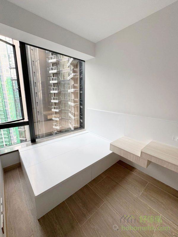 全屋以純白色為主調，讓空間看起來更加開闊、明亮，適合細單位的設計需求。櫃身、牆面及傢俬的白色表面能有效反射自然光，提升整體空間的通透感。在純白基調中加入木色元素，增添自然溫暖感；白雲石紋則提升整體質感，營造優雅且現代的氛圍。