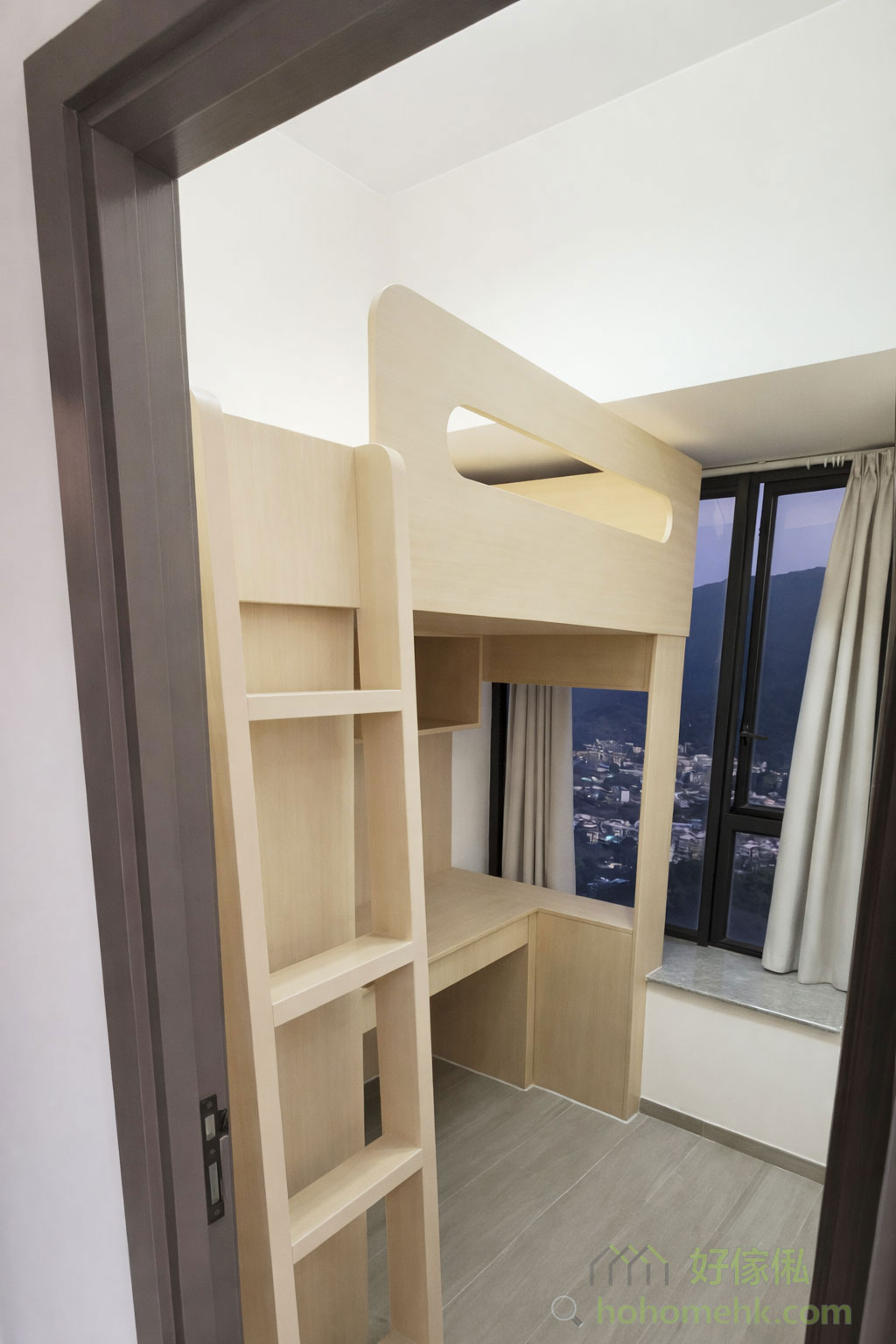 其中一間採用高架床結合書桌與儲物櫃,充分利用垂直空間,適合有學生的家庭。