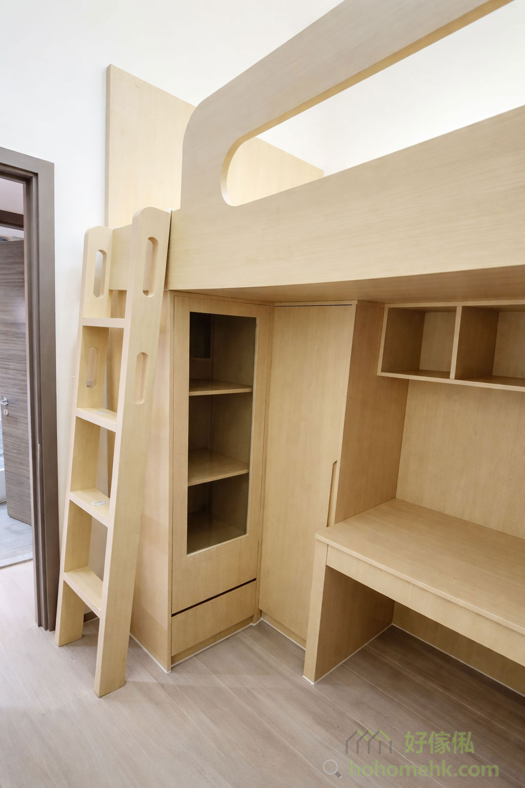 其中一間採用高架床結合書桌與儲物櫃,充分利用垂直空間,適合有學生的家庭。