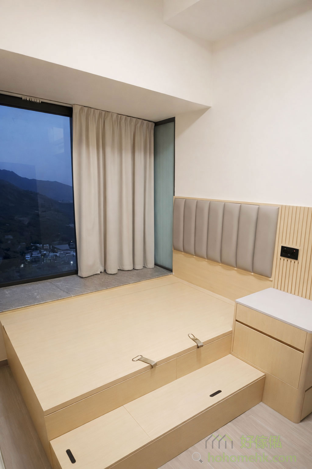 另一間房則以地台床為主,配合儲物抽屜和床頭板,既保持簡潔又提升實用性。整體木紋色調營造出溫暖的居家氛圍,令人放鬆身心。