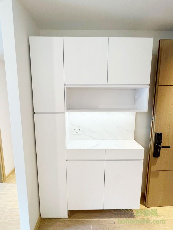 櫃身與牆身融入隱藏式LED燈帶，除了在夜晚營造柔和氣氛，更可作為功能性照明。燈光經過精心設計，讓每一個角落都散發舒適的光線，同時突顯傢俬的層次感與細節。