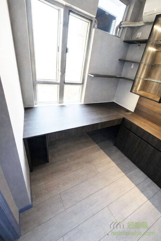 玻璃飾櫃配上LED燈帶，增添了層次感與氛圍感，尤其在夜晚時，柔和的燈光能讓空間更顯溫馨與高級。同時，所有櫃門與邊角均經過精心處理，保證安全性與耐用性，讓用戶能安心享受每一寸空間。每件傢俬均根據空間需求量身訂造，無論是電視櫃的大小比例，還是書房飾櫃的層板高度，都可以完全配合客戶的使用習慣。這種靈活性不僅讓傢俬完美融入空間，還能充分發揮其功能性，提升生活品質。