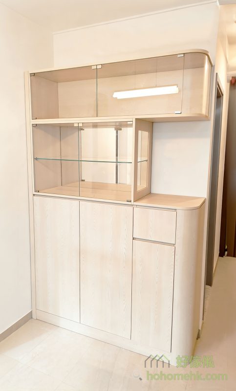 玻璃飾櫃的弧形玻璃設計，配合圓邊木櫃身，帶來柔和且流暢的視覺效果。這樣的設計不僅提升整體美感，更避免了傳統櫃體的尖銳邊角，適合家有小朋友或追求安全的家庭。