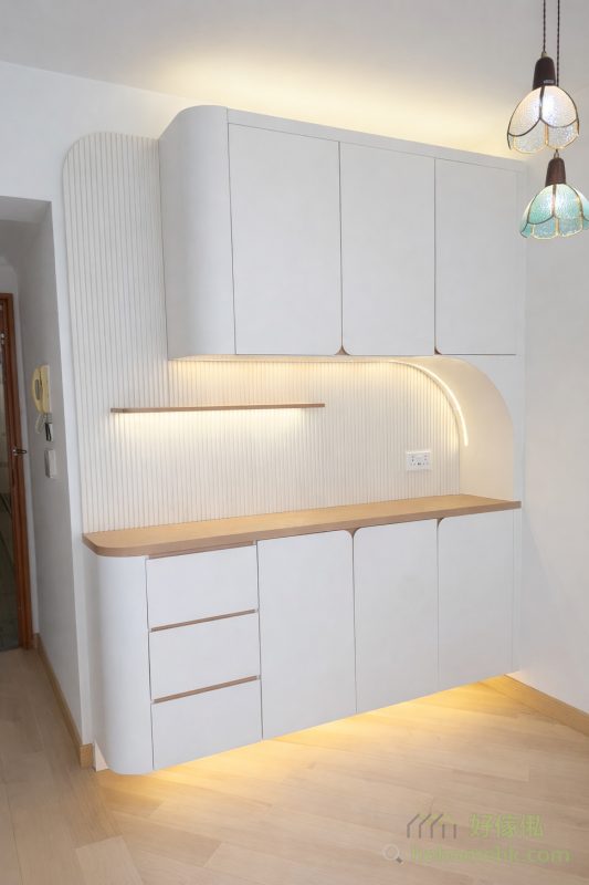 白木簡約風的核心特色在於純白與原木色的完美結合。純白色調帶來清新感覺，而原木色則增添自然溫暖氛圍。這種拼色設計不僅提升了空間的視覺層次感，還能為家居注入現代與自然並存的氣質，非常適合追求簡約生活的家庭。