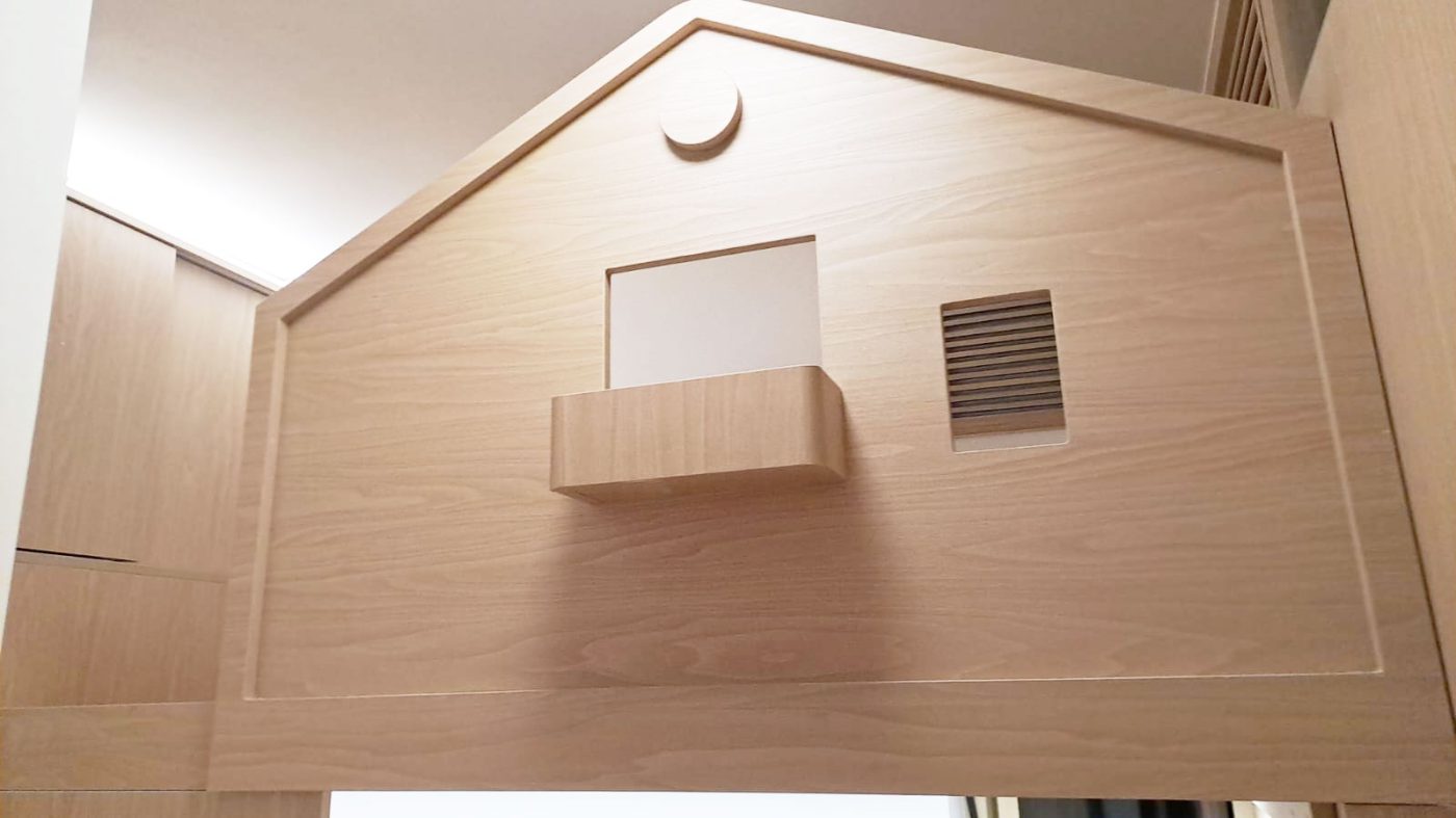 在只有4尺x7尺半的狹小空間內，都可以訂造樹屋床？！我們成功幫客戶打造了一張極具特色的樹屋床。上下床均可容納2尺半x6尺的床褥，更加入了床頭櫃設計，提供額外儲物空間。無論是小朋友的天地，抑或作為長者或工人姐姐的休息區，這款樹屋床都能滿足不同需求。