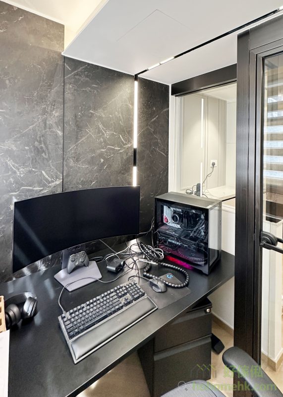 書房的黑色石紋護牆板營造專業氛圍，而主人房的簡約背景牆則帶來舒適與寧靜。