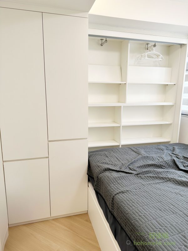 主人房以簡約舒適為主要設計方向，床尾的背景牆採用簡潔線條設計，為整體空間增添了藝術氣息。衣櫃和儲物空間的巧妙佈局，充分考慮到日常使用的便利性，讓每一寸空間都發揮出最大的效益。