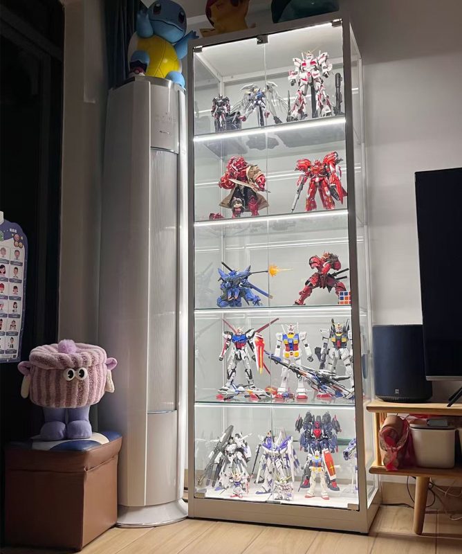 配備智能燈條，喜歡溫暖的光還是清爽的光？都可以輕鬆調節。每層櫃子有兩個射燈，打亮每一層的珍藏物品，光影效果不容錯過，連香港人都愛這種簡約又有品位的設計。