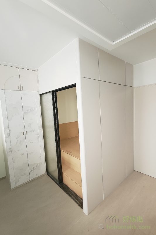 間房板不僅僅是一塊普通的隔板，還可以加入V坑造型設計，瞬間提升牆身的美感與層次感。無論是簡約風還是現代風，這樣的特色牆都能成為家居設計中的亮點。