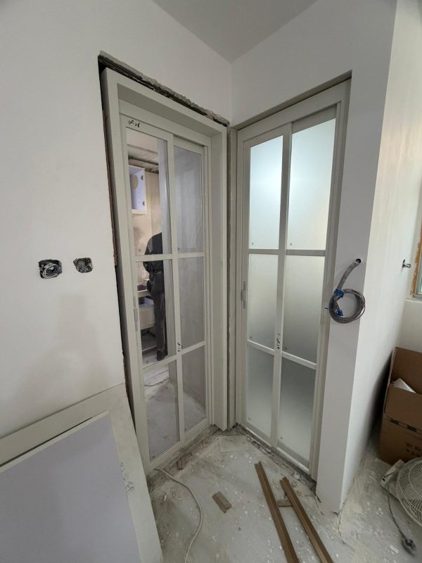 門洞不夠大，廁所及廚房可以訂造PD門代替普通的掩門，更加慳位，同時保留更大的開門位置，方便日後更換家電。訂造PD門時，廚房可以用清玻璃，透光更好，廁所用磨砂玻璃就可以提升私隱度。