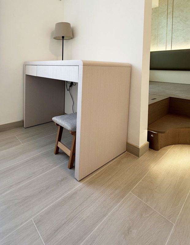 北角城市花園泥水工程 — 客廳及房間鋪木紋磚 (亂工鋪)大功告成！木紋磚防水防潮，容易打理及清潔，使用壽命都比木地板及石塑地板長。