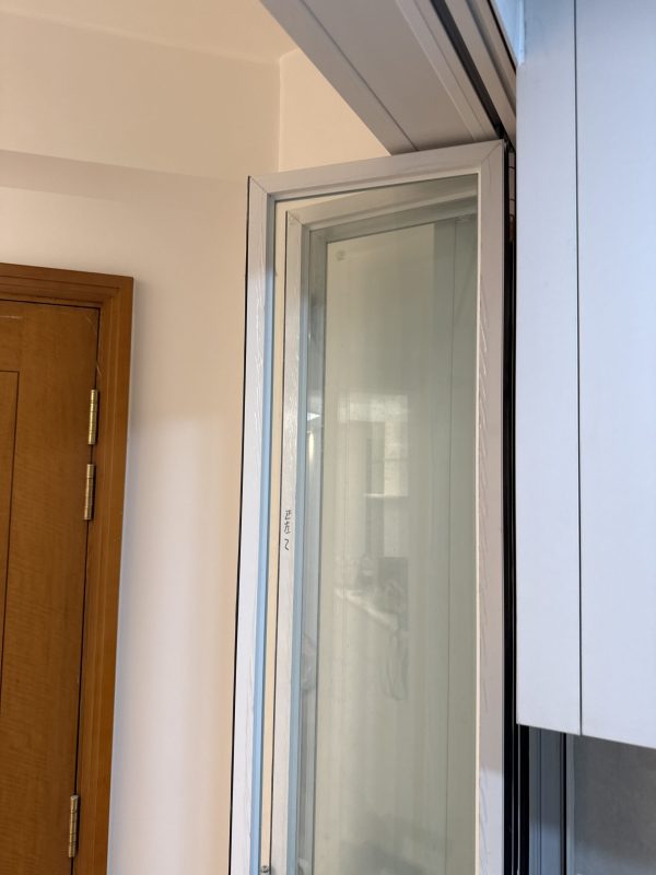 廚房門訂造了3摺門，清玻配白框，與淺色廚櫃非常match！摺門可以預留較大的出入通道，日後要更換洗衣機及雪櫃都比較方便。