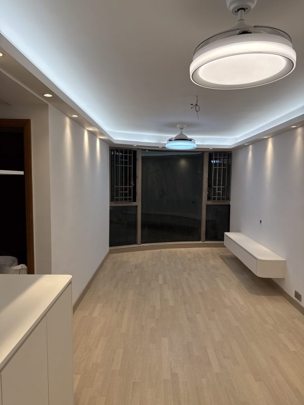 客廳燈槽工程及天花燈安裝完成，客廳即刻變Grand！客廳木板燈槽，批灰油油後與牆身及天花融合，可以做「見光不見燈」的滲光效果，亦可以加射燈，加強部份空間的Spotlight效果，尤其適合用於電視背景牆和飾品展示區。