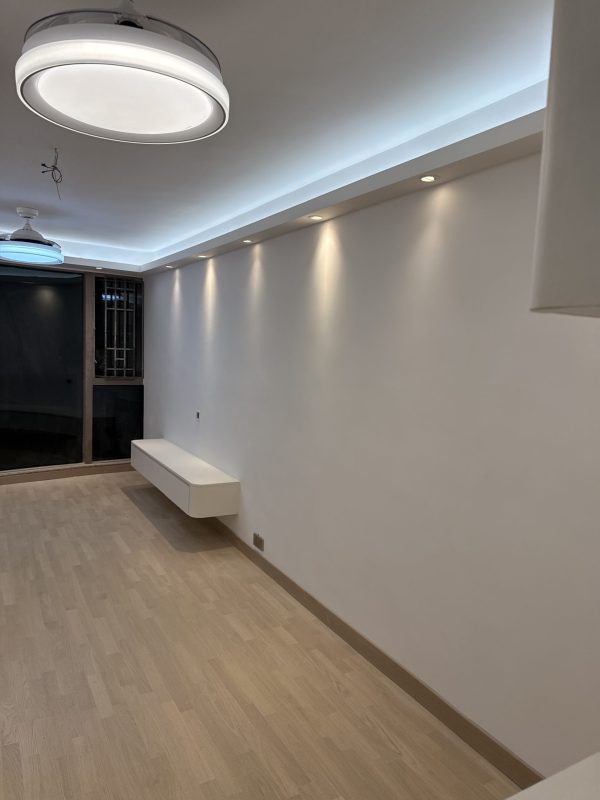 客廳燈槽工程及天花燈安裝完成，客廳即刻變Grand！客廳木板燈槽，批灰油油後與牆身及天花融合，可以做「見光不見燈」的滲光效果，亦可以加射燈，加強部份空間的Spotlight效果，尤其適合用於電視背景牆和飾品展示區。