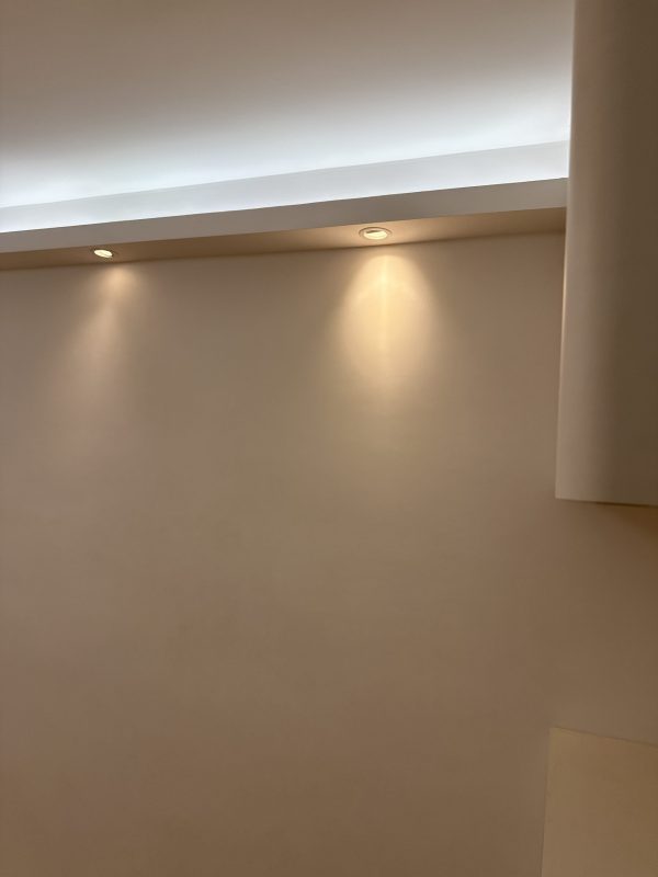 客廳燈槽工程及天花燈安裝完成，客廳即刻變Grand！客廳木板燈槽，批灰油油後與牆身及天花融合，可以做「見光不見燈」的滲光效果，亦可以加射燈，加強部份空間的Spotlight效果，尤其適合用於電視背景牆和飾品展示區。