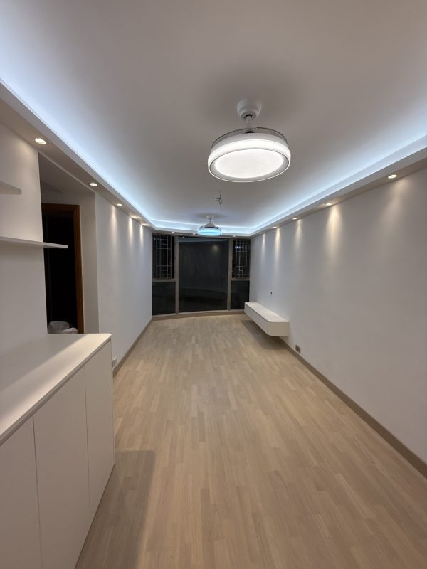 客廳燈槽工程及天花燈安裝完成，客廳即刻變Grand！客廳木板燈槽，批灰油油後與牆身及天花融合，可以做「見光不見燈」的滲光效果，亦可以加射燈，加強部份空間的Spotlight效果，尤其適合用於電視背景牆和飾品展示區。