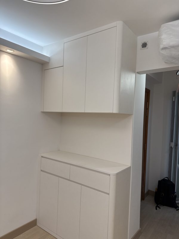 客廳燈槽工程及天花燈安裝完成，客廳即刻變Grand！客廳木板燈槽，批灰油油後與牆身及天花融合，可以做「見光不見燈」的滲光效果，亦可以加射燈，加強部份空間的Spotlight效果，尤其適合用於電視背景牆和飾品展示區。