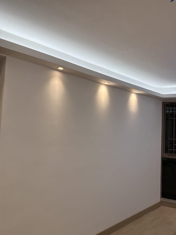 客廳燈槽工程及天花燈安裝完成，客廳即刻變Grand！客廳木板燈槽，批灰油油後與牆身及天花融合，可以做「見光不見燈」的滲光效果，亦可以加射燈，加強部份空間的Spotlight效果，尤其適合用於電視背景牆和飾品展示區。