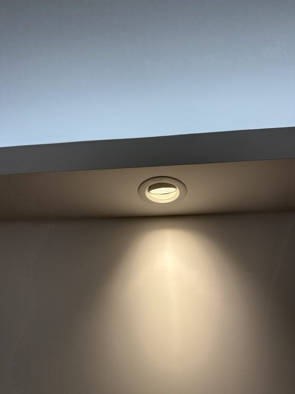 客廳燈槽工程及天花燈安裝完成，客廳即刻變Grand！客廳木板燈槽，批灰油油後與牆身及天花融合，可以做「見光不見燈」的滲光效果，亦可以加射燈，加強部份空間的Spotlight效果，尤其適合用於電視背景牆和飾品展示區。