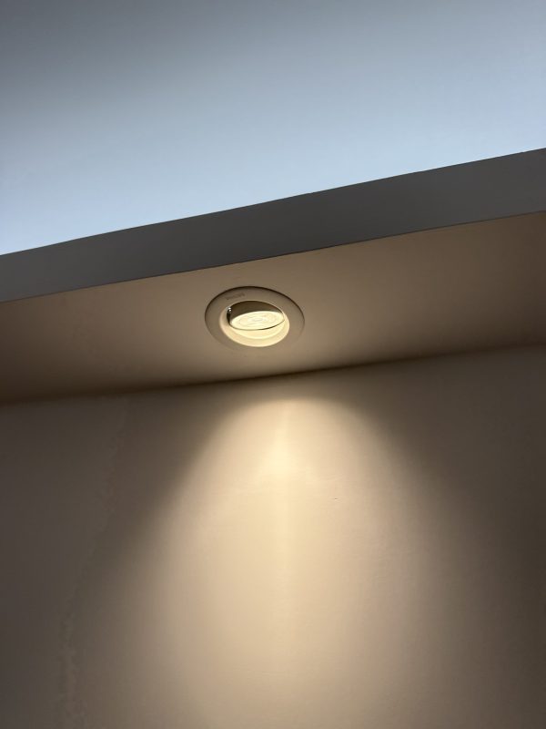 客廳燈槽工程及天花燈安裝完成，客廳即刻變Grand！客廳木板燈槽，批灰油油後與牆身及天花融合，可以做「見光不見燈」的滲光效果，亦可以加射燈，加強部份空間的Spotlight效果，尤其適合用於電視背景牆和飾品展示區。