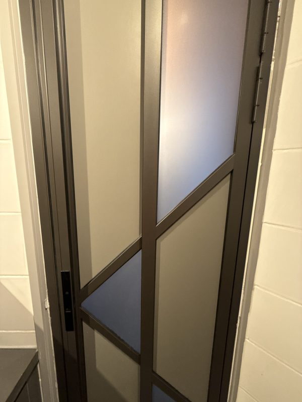 門洞不夠大，廁所可以訂造PD門代替普通的掩門，更加慳位，同時保留更大的開門位置。訂造PD門時，廁所用磨砂玻璃+不透明的鋁板就可以提升私隱度。