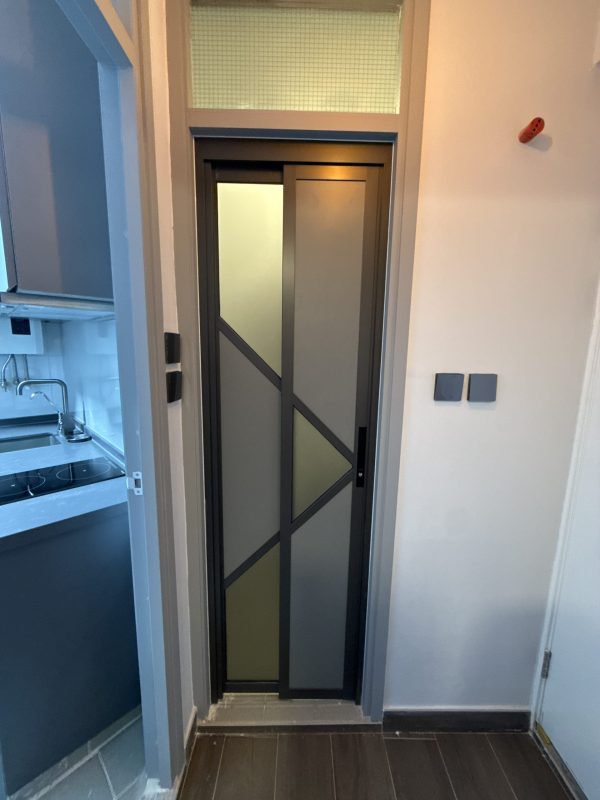 門洞不夠大，廁所可以訂造PD門代替普通的掩門，更加慳位，同時保留更大的開門位置。訂造PD門時，廁所用磨砂玻璃+不透明的鋁板就可以提升私隱度。