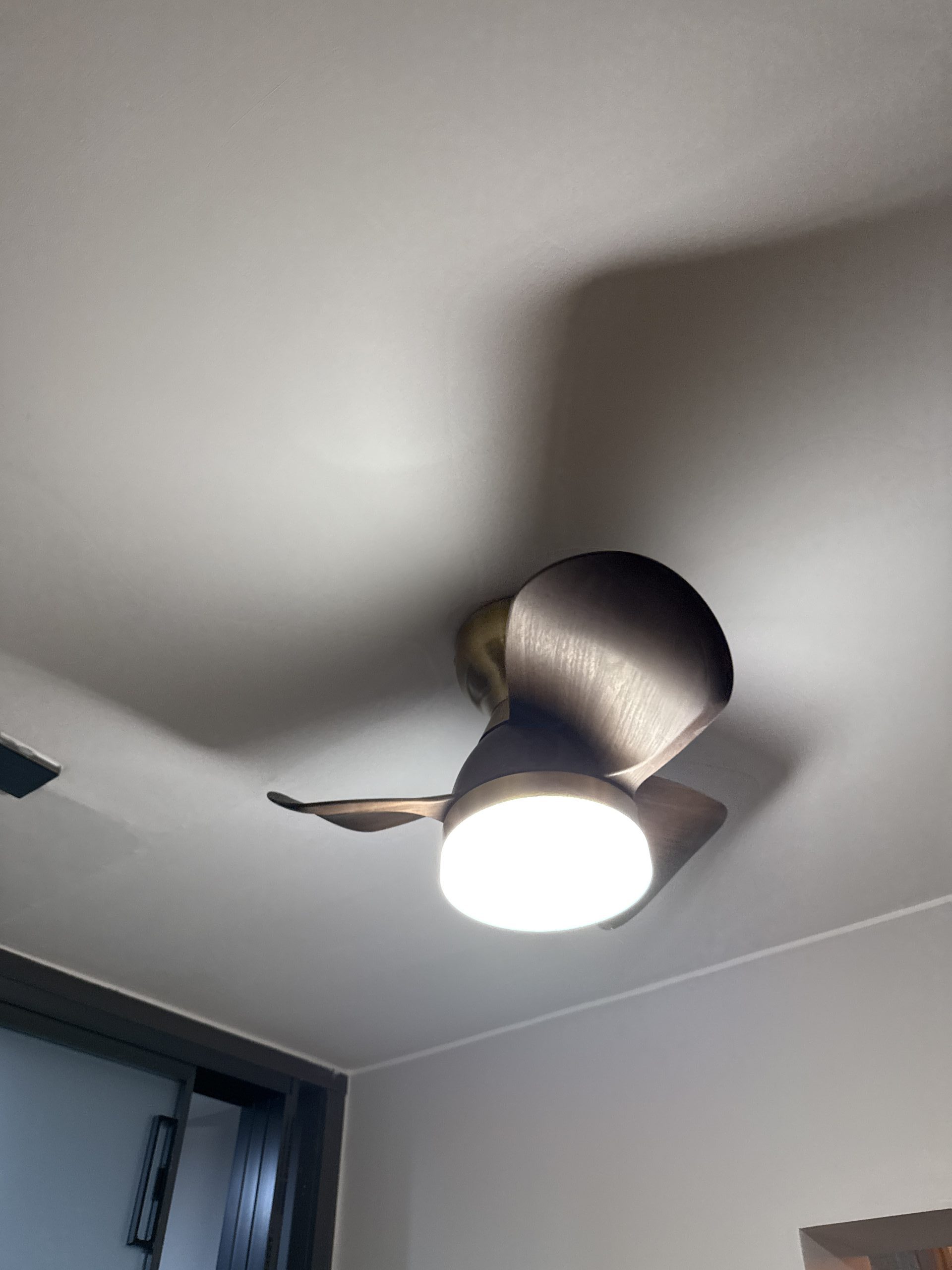 風扇燈安裝服務，裝修客戶如果有天花燈或風扇燈等燈具需要安裝，都可以連同裝修工程一齊處理。