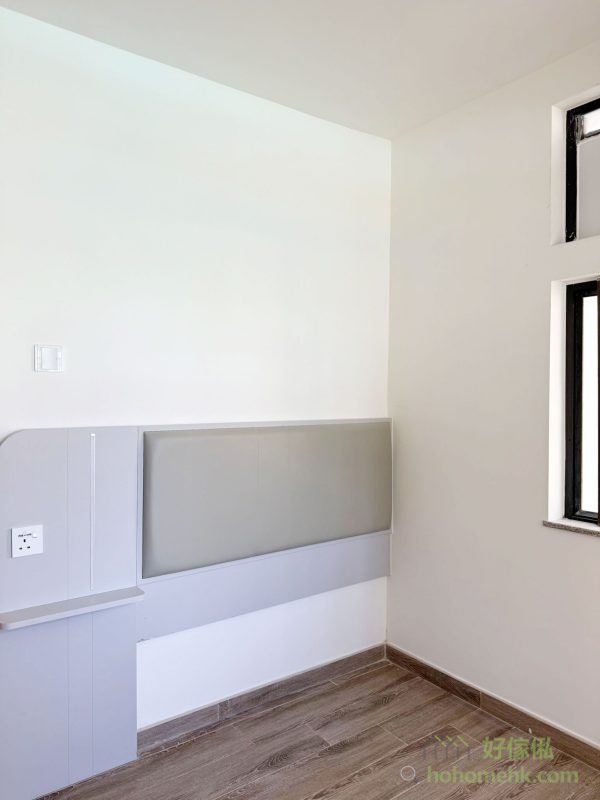 有些客戶對舊傢俬有深厚感情，這次客戶選擇保留原有的床箱，但就沒有床頭板，影響整體美觀和功能性。我們特意為客戶設計了一款全新床頭板，既提升了睡房的設計感，亦完美配合床箱的尺寸及風格，讓舊物重現新價值。