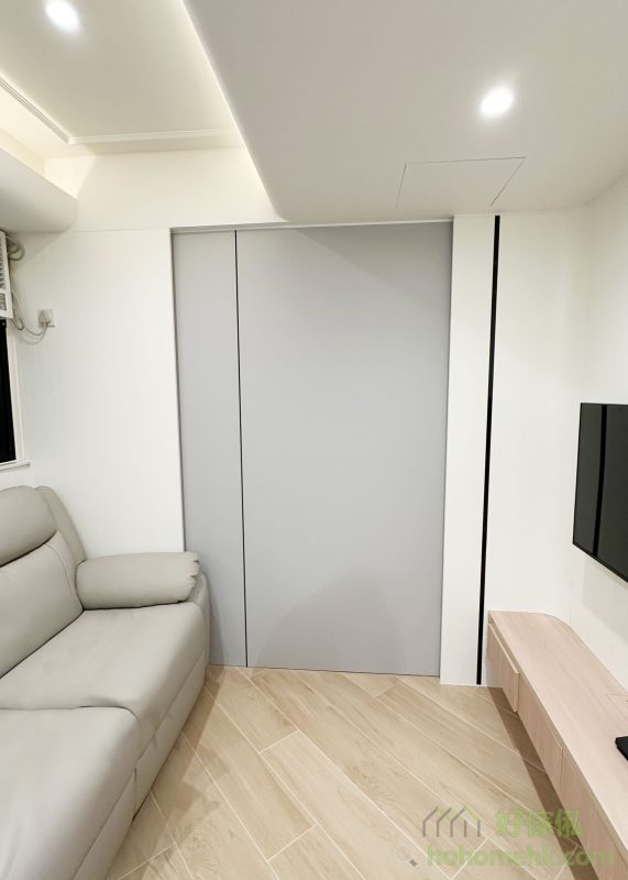 客廳的淺灰色及條子板帶來現代感，玄關的歐式護牆板則展現優雅氣質