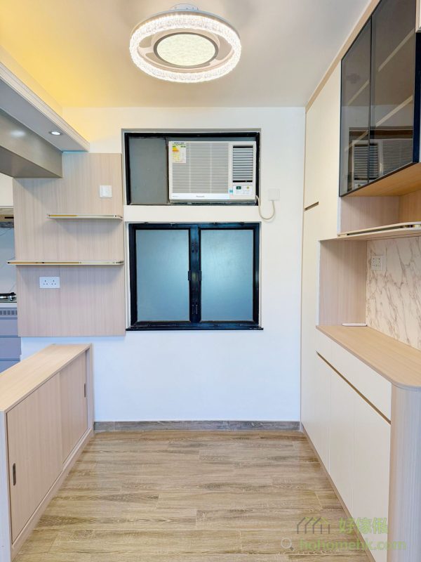 廚櫃、浴室櫃及客廳、睡房的訂造傢俬均採用相同的材質及設計風格，令整個單位的視覺效果顯得更為統一。無論是廚房的潔白牆身，還是浴室的簡約線條，每一件訂造傢俬都體現了細緻的工藝。開放式廚房選擇灰杏色和大面積的奶油色，使整個客廳空間顯得更寬敞光亮。