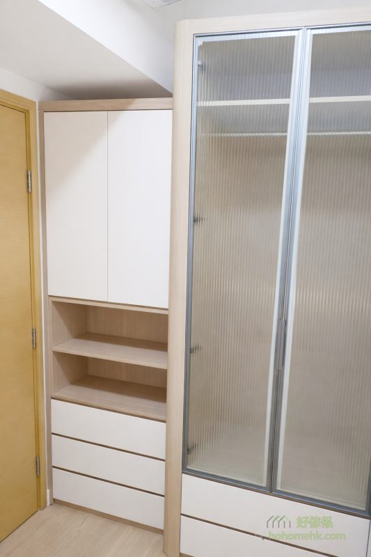 為了滿足不同衣物的收納需求，衣櫃特別劃分為摺衣區與掛衣區，並採用不同的深度設計。這種巧妙的分層安排，能夠充分利用有限的空間，同時保持衣物整齊易取，令日常生活更為便捷。