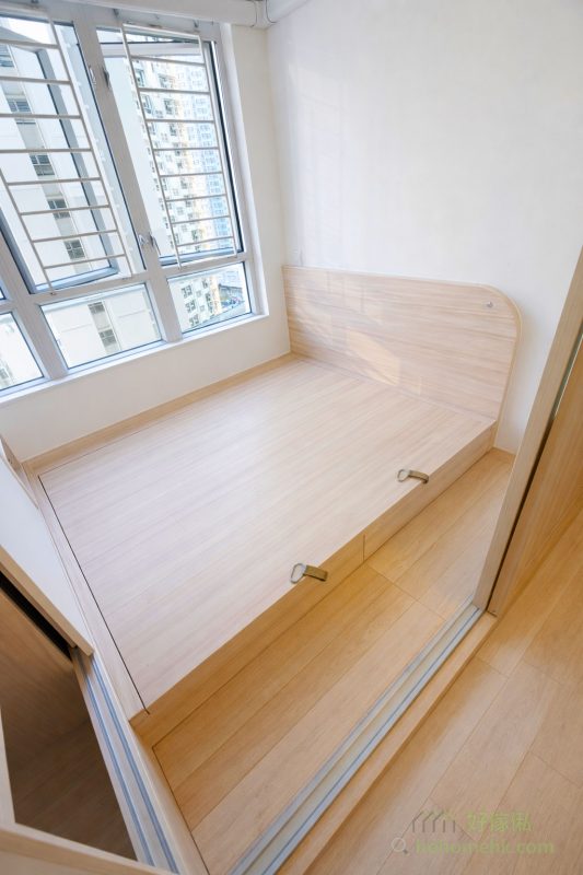 在公屋或居屋的單位設計中，有時如果想間多一間房，客廳便沒有窗，所以保持客廳的透光性同時兼顧私隱成為一大挑戰。