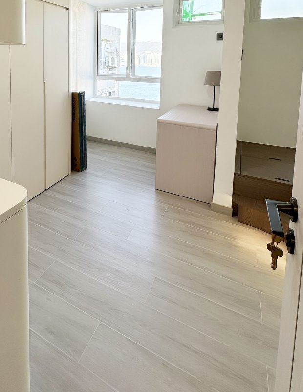 北角城市花園泥水工程 — 客廳及房間鋪木紋磚 (亂工鋪)大功告成！木紋磚防水防潮，容易打理及清潔，使用壽命都比木地板及石塑地板長。