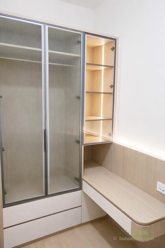 為了滿足不同衣物的收納需求，衣櫃特別劃分為摺衣區與掛衣區，並採用不同的深度設計。這種巧妙的分層安排，能夠充分利用有限的空間，同時保持衣物整齊易取，令日常生活更為便捷。