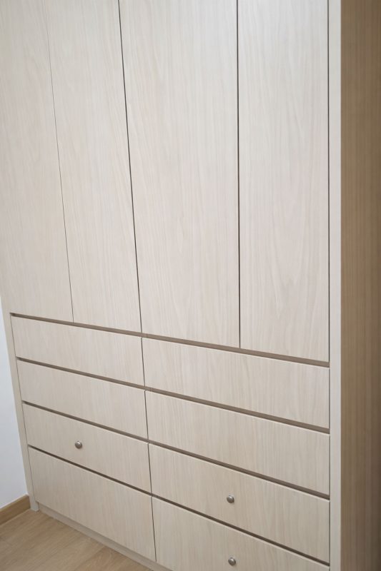 衣櫃採用了簡潔的設計，與樹屋床同色搭配，達至整體家居風格的統一。內部空間分區清晰，無論是掛衣或摺疊衣物，都能輕鬆收納，讓家居生活更加井井有條。