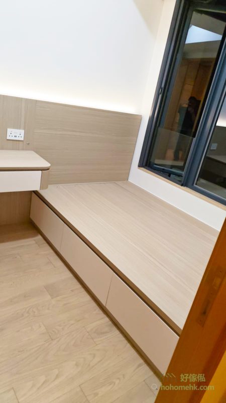 1房1廳的傢俬，整體設計以原木色為主調，配合白色及雲石紋的細節處理，展現出簡約高雅的風格。這種搭配不僅令視覺感覺溫暖舒適，亦帶來高端質感，為家居注入一份自然與現代的和諧美。