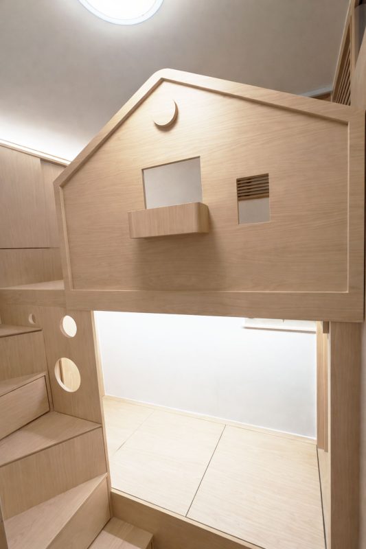 在只有4尺x7尺半的狹小空間內，都可以訂造樹屋床？！我們成功幫客戶打造了一張極具特色的樹屋床。上下床均可容納2尺半x6尺的床褥，更加入了床頭櫃設計，提供額外儲物空間。無論是小朋友的天地，抑或作為長者或工人姐姐的休息區，這款樹屋床都能滿足不同需求。