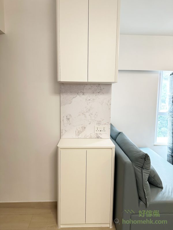 一進入客廳，C字櫃成為入口的亮點，不但實用，還保持了門口的整潔感，而且可以延長放梳化的牆身。