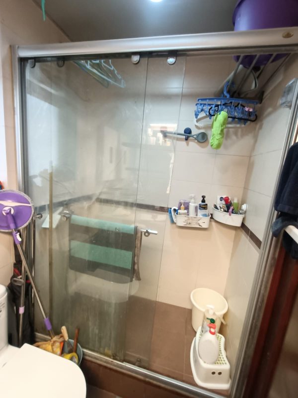 舊浴屏推拉不順、膠邊老化開始漏水、想換新款式，都可以找好傢俬幫你訂造全新浴屏，度尺、送貨、安裝一條龍服務！