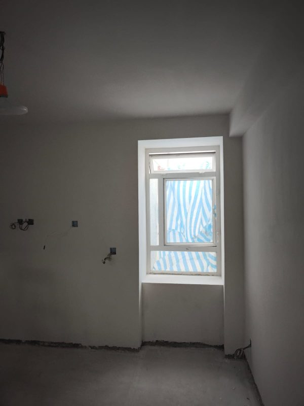 舊屋翻新想邊角位更加直，線條俐落，陽角位可以加膠角才再批灰，以增加垂直度。