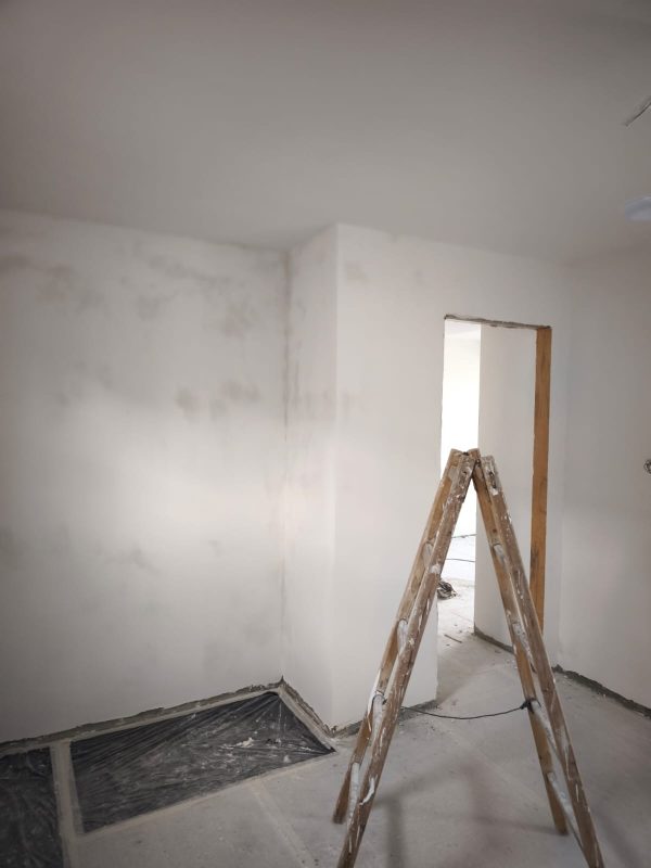 舊屋翻新想邊角位更加直，線條俐落，陽角位可以加膠角才再批灰，以增加垂直度。