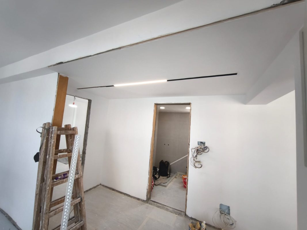 城市花園全屋剷底批灰油油完成！