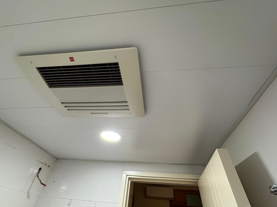 長沙灣碧海藍天廁所鋁質假天花工程連兩盞燈、安裝天花式浴室寶。