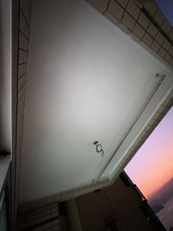 溫馨提示：為顧及師傅安全，露台天花進行油漆翻新工程時，師傅的工作高度會有限制，不過師傅依舊會油得靚靚，絕不馬虎。