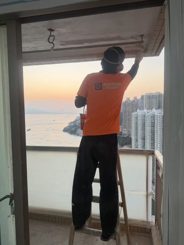 溫馨提示：為顧及師傅安全，露台天花進行油漆翻新工程時，師傅的工作高度會有限制，不過師傅依舊會油得靚靚，絕不馬虎。