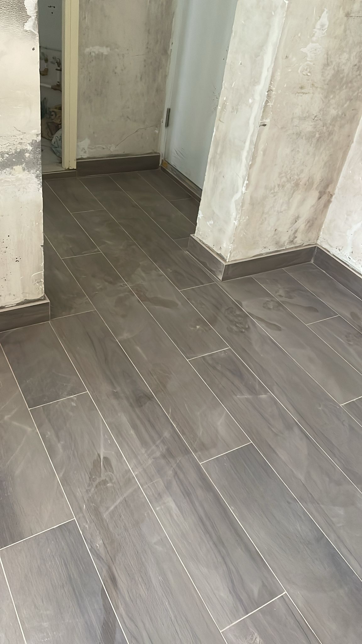 旺角海富苑泥水工程&mdash; 客廳及房間鋪木紋磚 (亂工鋪)！木紋磚防水防潮，容易打理及清潔，使用壽命都比木地板及石塑地板長。