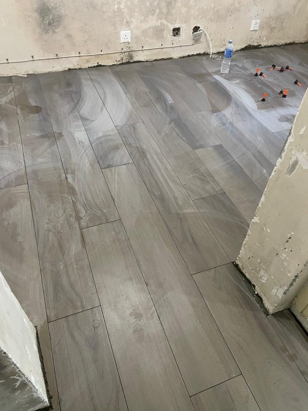 旺角海富苑泥水工程— 客廳及房間鋪木紋磚 (亂工鋪)！木紋磚防水防潮，容易打理及清潔，使用壽命都比木地板及石塑地板長。