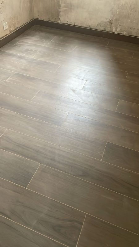 旺角海富苑泥水工程— 客廳及房間鋪木紋磚 (亂工鋪)！木紋磚防水防潮，容易打理及清潔，使用壽命都比木地板及石塑地板長。