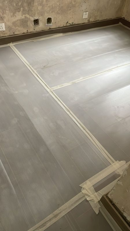 旺角海富苑泥水工程— 客廳及房間鋪木紋磚 (亂工鋪)！鋪好地磚之後做好保護，就不怕進行其他工程或者安裝傢俬時會刮花地板。