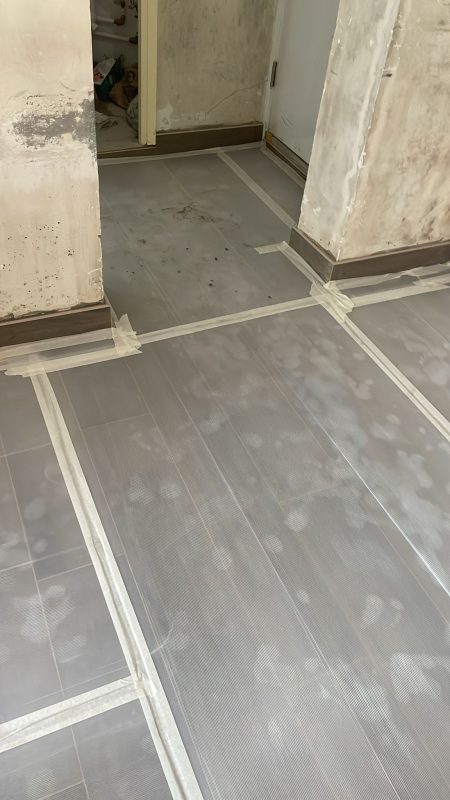 旺角海富苑泥水工程— 客廳及房間鋪木紋磚 (亂工鋪)！鋪好地磚之後做好保護，就不怕進行其他工程或者安裝傢俬時會刮花地板。